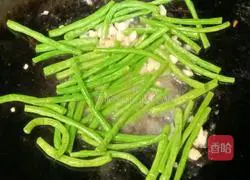 Illustration of how to make shredded pork, beans and fried rice noodles 11