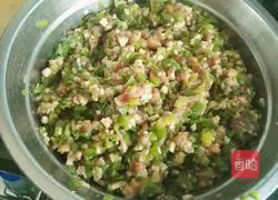 Illustration of how to make pork, green pepper and king oyster mushroom dumplings 1