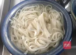 Illustration of how to make noodles with scallion oil 2