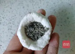 Illustration of how to make rice and black sesame dumplings 7