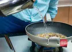 Illustration of how to make Hakka salted glutinous rice balls 6