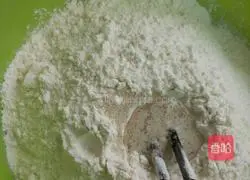 Illustration of how to make pork, cabbage and vermicelli buns 2