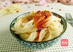 Illustration of how to make noodles with chili oil 8