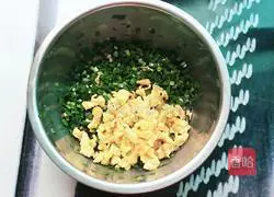 Fried Illustration of how to make leek dumplings 4