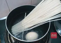 Illustration of how to make lazy noodles 3