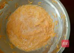 Illustration of how to make carrot pancakes 4