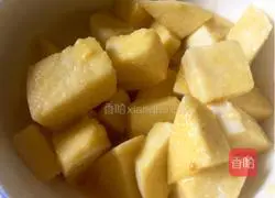 Illustration of how to make diced fried steamed buns 1