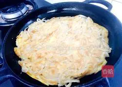 Illustration of making noodles pancakes 6