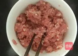 Illustration of how to make meat stuffing for dumplings and wontons 5