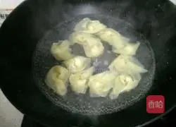 Illustration of how to make wontons stuffed with mushrooms 18