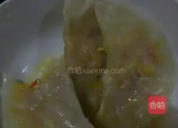Illustration of how to make carotene stuffed dumplings 3