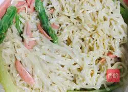 Illustration of how to make asparagus noodles 7