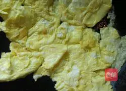 Illustration of how to make egg and ham fried rice 1