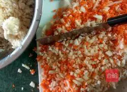 Illustration of how to make dumplings stuffed with pork and lotus root 3