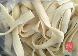 Illustration of making noodles with beans and eggs 1