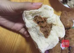 Illustration of how to make steamed buns with meat floss 10