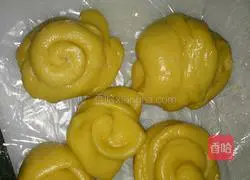 Illustration of how to make Coconut Pumpkin Dragon Spit Beads Steamed Buns 3