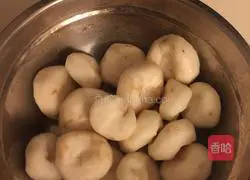 Illustration of how to make fresh meat and water chestnut dumplings 1