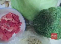 Illustration of how to make fried noodles with shredded cabbage and pork 1