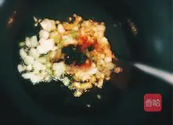 Illustration of how to fry crispy ghee sesame cakes 6