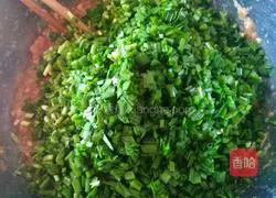 Illustration of how to make pork and leek dumplings 8