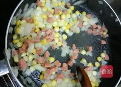 Illustration of how to make ham, corn and egg fried rice 7