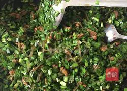 Illustration of how to make leek and pork vermicelli buns 4