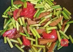 Illustration of how to make bacon fried pancakes 8