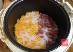 Illustration of how to make braised rice with sweet potato and sausage 7