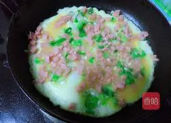 Illustration of how to make ham and egg pancakes 5