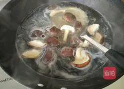 Illustration of how to make mushroom, pork and carrot dumplings 3