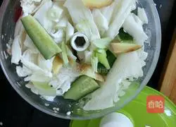 Illustration of how to make wontons (cabbage and mushroom stuffing) 2