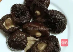 Illustration of how to make dumplings stuffed with chives and fresh meat 4