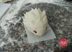 Illustrations of how to make hedgehog buns 10