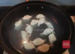 三Illustration of how to make fresh stuffed dumplings 7