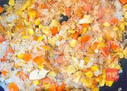 Illustration of how to make dragon fruit fried rice 9