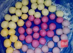 Illustration of how to make homemade colorful glutinous rice balls 6