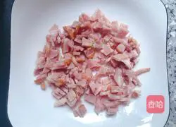 Illustration of how to make egg and bacon fried rice 3