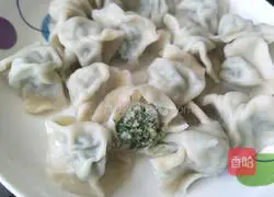 Illustration of how to make pork and fennel stuffed dumplings 9