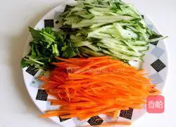 Illustration of how to make beef sauce noodles 5