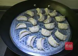 Illustration of how to make pork and mushroom dumplings 11