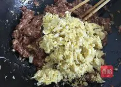 Illustration of how to make pickled cabbage and pork dumplings 4