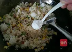 Illustration of how to make three-color fried rice 8