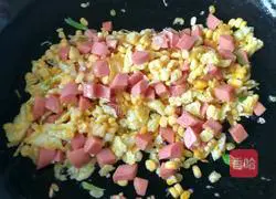 Illustration of how to make colorful egg fried rice 10