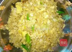 Illustration of how to make homemade egg fried rice 9