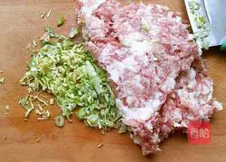 Illustration of how to make wontons stuffed with pork and mushrooms 2