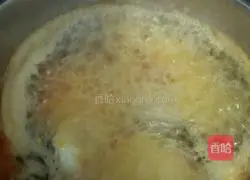 Illustration of how to make tomato, pickled cabbage and egg soup noodles 6