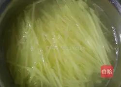 Illustration of how to make shredded potato egg pancake 1