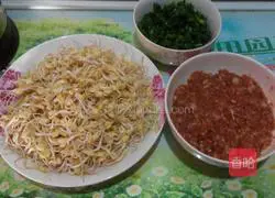 Illustration of how to make stir-fried noodles with bean sprouts and minced meat 1