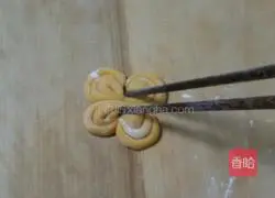 Illustration of how to make pumpkin and chrysanthemum steamed buns 13